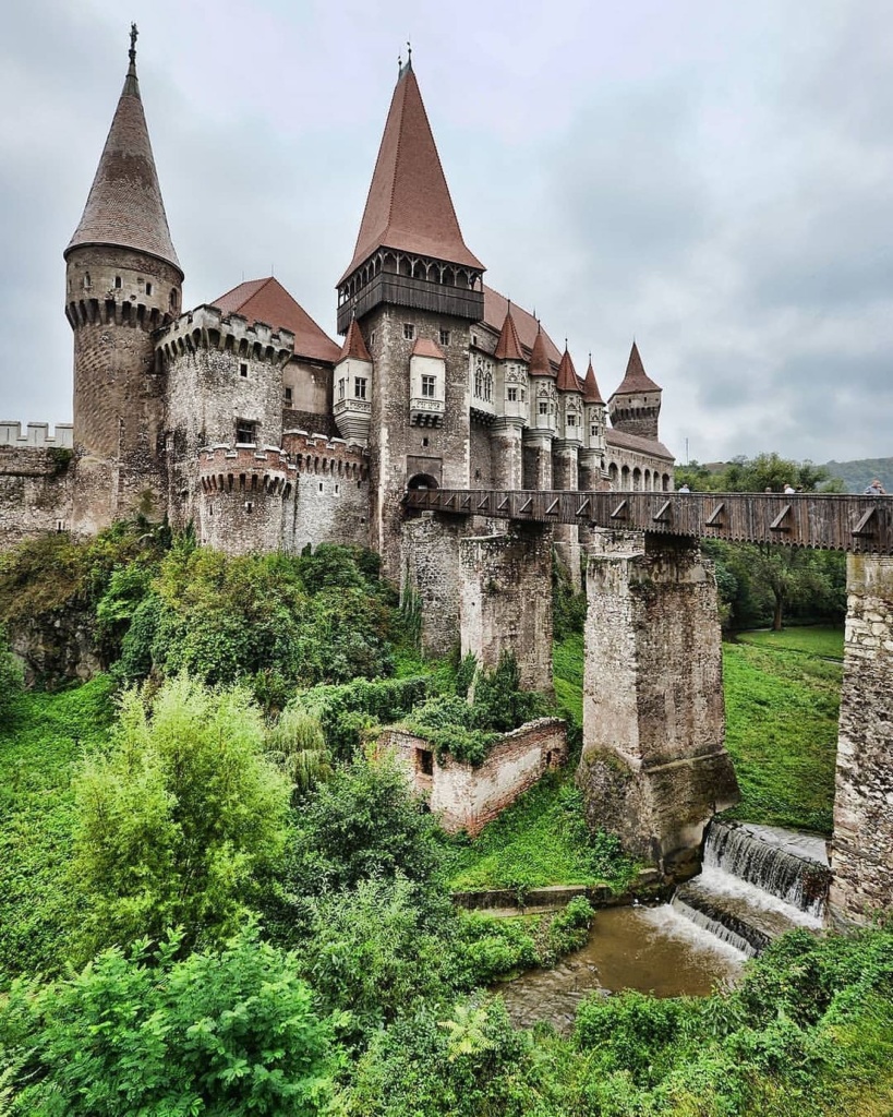 Замок Корвинов Румыния